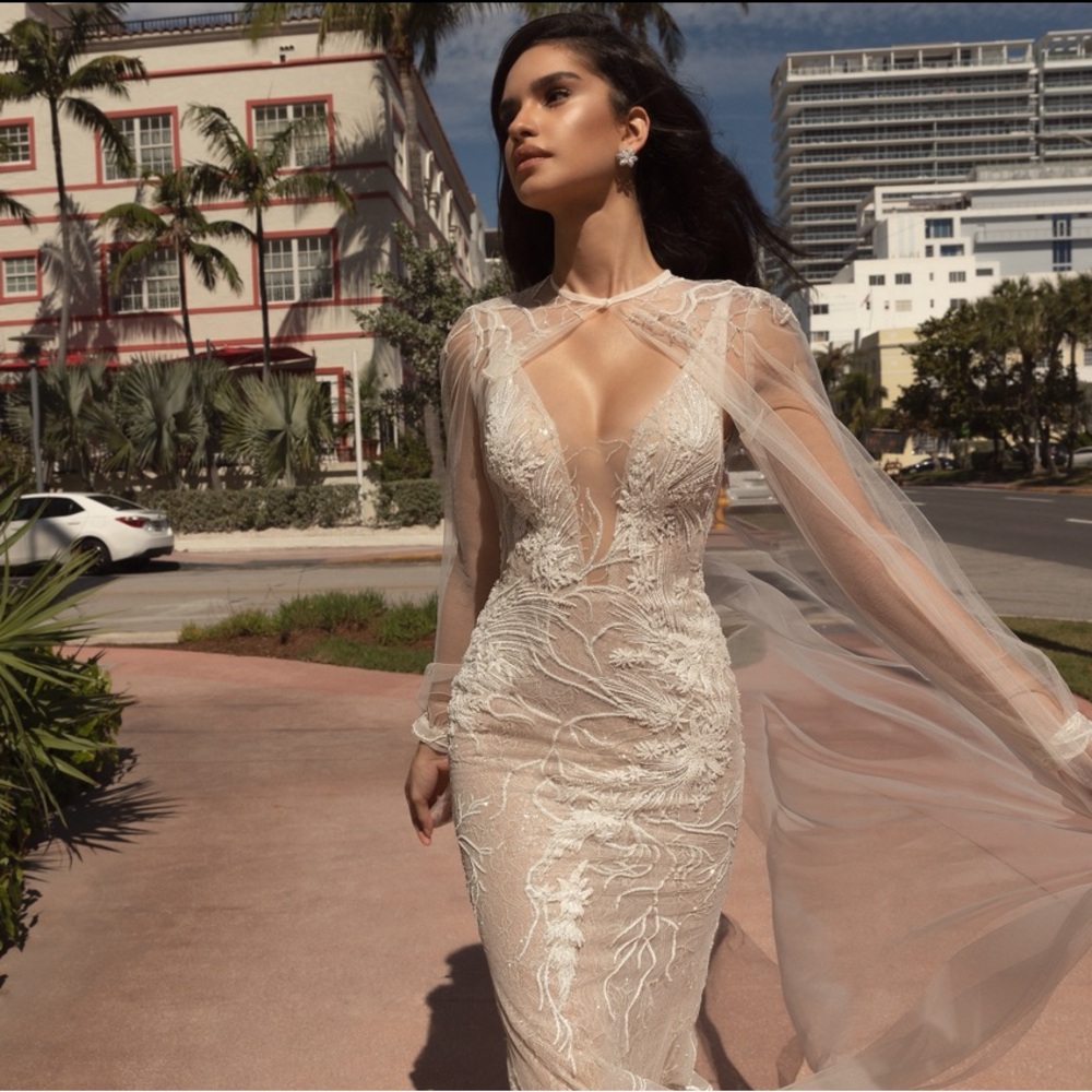 Elegant Ivory Sheer Lace Wedding Dress.  Size 14.   P725